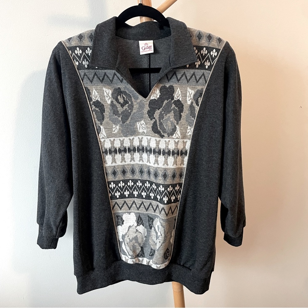 Graff Californiawear floral monochrome 3/4 sleeve pullover collared v neck